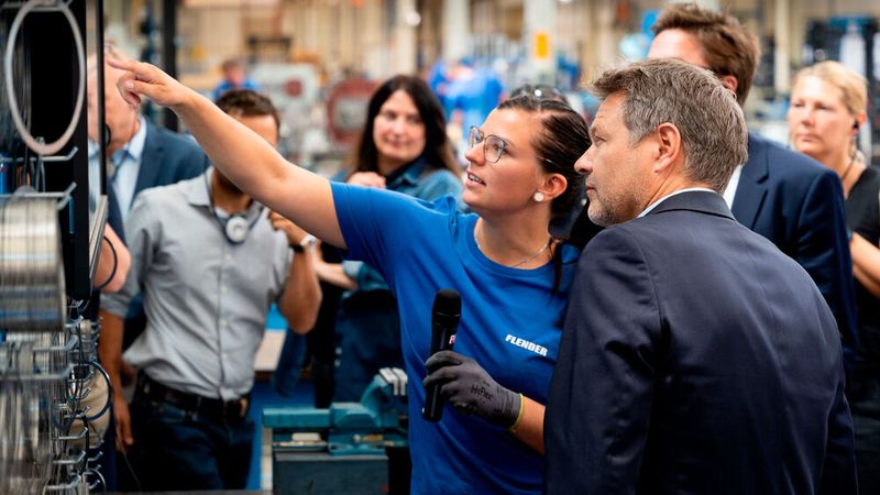Flender-Auszubildende Theres Gräfe im Gespräch mit Wirtschaftsminister Robert Habeck (Grüne). (Bild:  Flender GmbH)