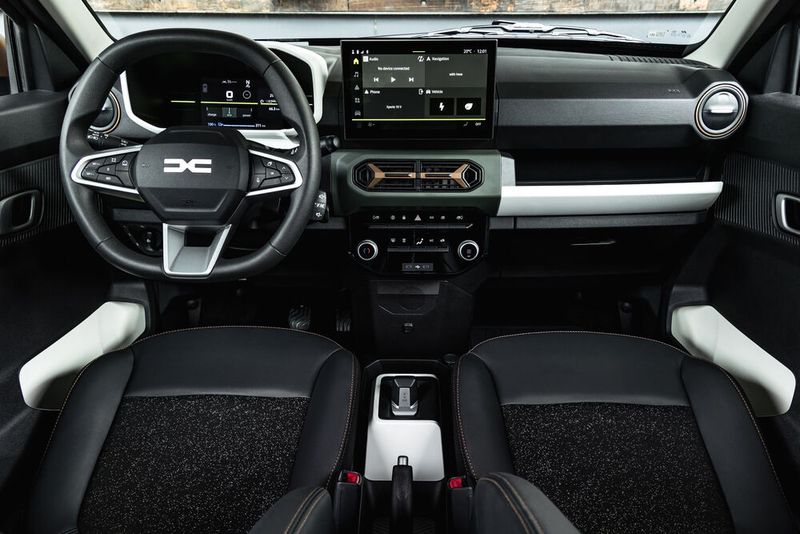 Weil ein höhenverstellbares Lenkrad nun Standard ist, dürften viele Fahrer zumindest eine bessere Sitzposition finden. Eine Sitzhöhenverstellung fehlt aber weiterhin. (Bild: Dacia)