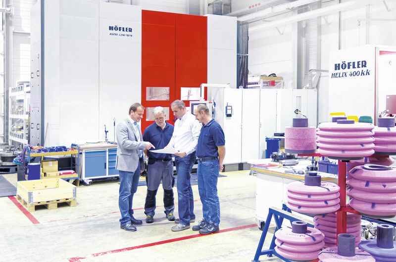 Schunk-Verkaufsleiter Bernd Heib im Gespräch mit Teamleiter Ulrich Berger, Betriebsleiter Thomas Decker und Fertigungsleiter Uwe Kühl (v. l.). Nach den Erfolgen beim Schleifen gibt es bereits Überlegungen, das Schunk-Nullpunktspannsystem Vero-S auch bei der Weichbearbeitung zu nutzen. (Bild: Schunk)