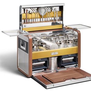 Pünktlich zum Weihnachtsfest bietet Luxus-Autohersteller Rolls-Royce einen auf 15 Exemplare limitierten Barkoffer an.