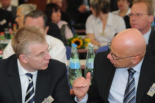 Business-Small-Talk zweiter Teil: Aral-Mann Thomas Morschheuser mit Peter Andreas vom Autohaus Schloz & Wöllenstein aus Chemnitz. (Archiv: Vogel Business Media)