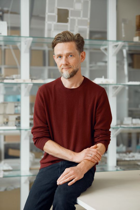 Lukas Oelmüller, Staab Architekten und Gesamtvorstandsmitglied BIM Allianz: „Wir brauchen eine Kultur der Datensparsamkeit: Nur Informationen, die für den jeweiligen Prozessschritt einen echten Mehrwert bieten, gehören in das Planungsmodell.“ (Bild:  Staab Architekten/Patrick Desbrosses, Berlin)