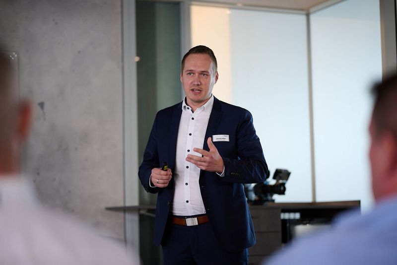 Sebastian Möller (Aagon) gibt ein Produkt-Update. (Bild: Aagon)