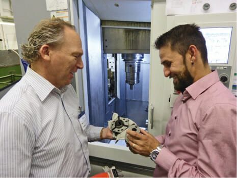 (Renee Reuter von Hainbuch (links) hält den premium-Spannkopf in der Hand, der Aristeidis Kalagkanis von EWS (rechts) glücklich macht. Bild: Hainbuch GmbH)