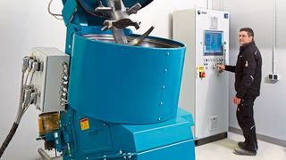 Mischungen für Reibbeläge haben es in sich. Vom kleinen Partikel bis zur Faser ist alles dabei. Gerade vor dem Hintergrund der unterschiedlichen Schüttgewichten spielt der Mischertyp eine große Rolle. (Maschinenfabrik Gustav Eirich)