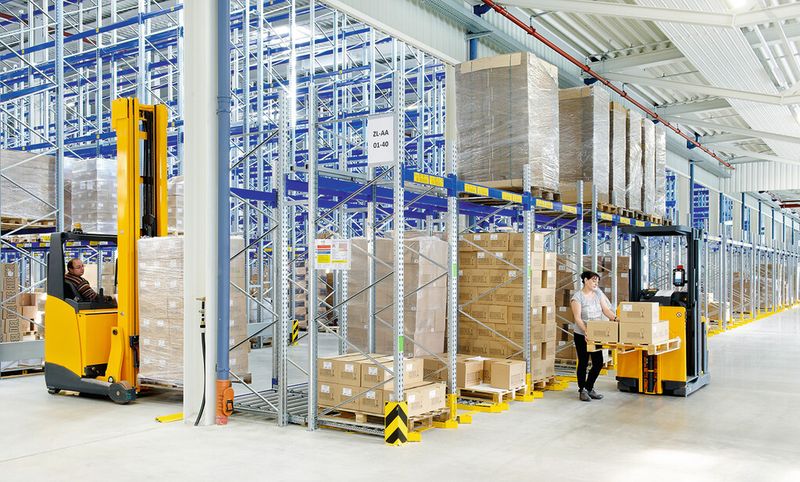 Die Durchlaufpalettenregalanlage mit 158 Palettenplätzen für Schnelldreher, links die Paletten-Aufgabe per Stapler, rechts das Kommissionieren ab und auf Palette. (Bild: Bito)