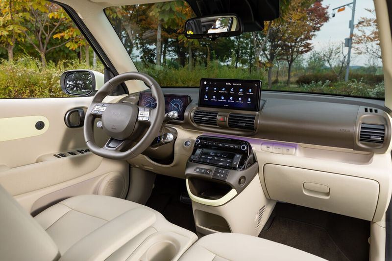 Das Cockpit besteht aus zwei 10,25 Zoll großen Displays. (Bild: Hyundai)