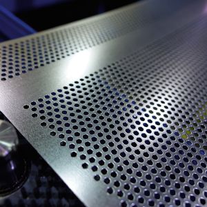 Bild 1: Individuell gefertigte Lochbleche sind dank Automatisierung auch ab Losgröße 1 zu fertigen.