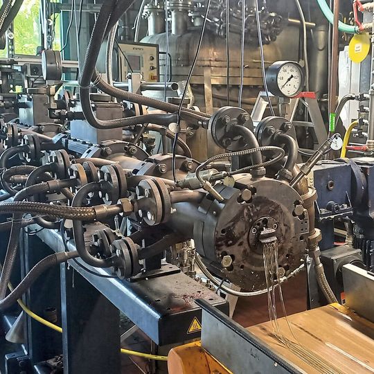 Die Firma Polymaterials gilt als professioneller Innovationspartner, wenn es um die Entwicklung und Produktion neuer polymerer Materialien geht. Im Technikum im Chempark Leverkusen werden Mustermengen hergestellt und die Verfahrensentwicklung vorangetrieben. (Bild:  Polymaterials AG)