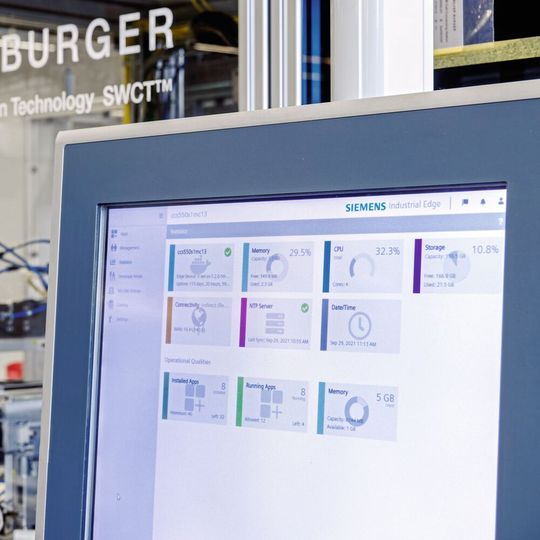 Daten einfach speichern und mühelos auswerten: Mit dem Siemens Industrial Edge optimiert Meyer Burger ihre Produktionsanlage. Daten einfach speichern und mühelos auswerten: Mit dem Siemens Industrial Edge optimiert Meyer Burger ihre Produktionsanlage.