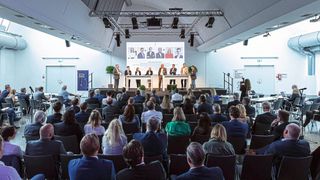 Volle Reihen bei den Automotive Business Days 2022. Bei der diesjährigen Auflage des Fachkongresses von »kfz-betrieb« am 20. und 21. Juni in Würzburg geht es unter anderem um den E-Commerce im Fahrzeugvertrieb und dessen Relevanz für das Geschäft von Automobilhändlern. (Bild: Stefan Bausewein)
