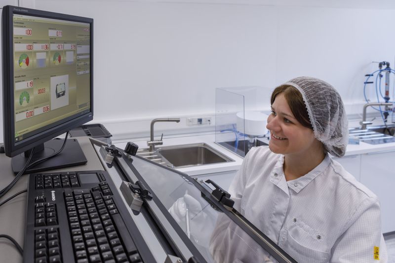 Vertrauen ist gut, Kontrolle ist besser: Restschmutzanalyse im eigenen Labor.   (Bild: Yaskawa Europe GmbH)