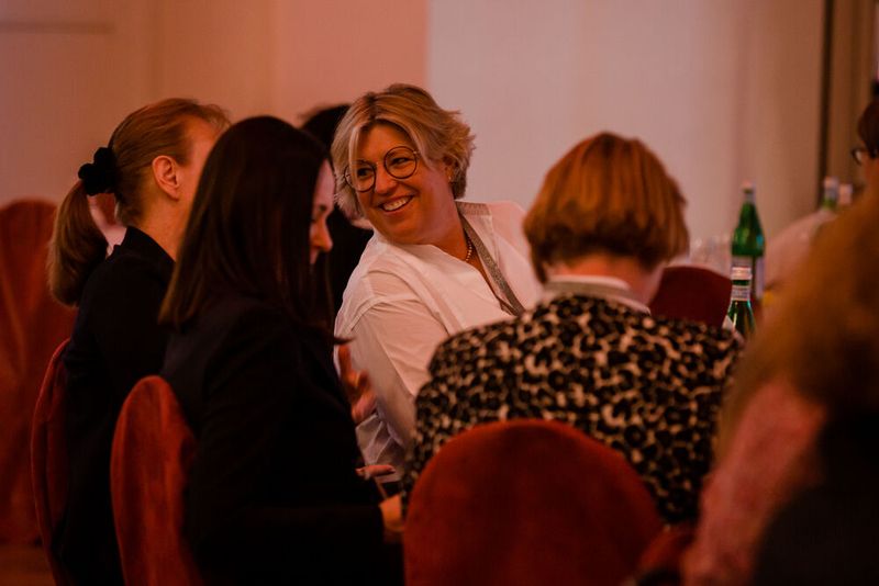 Stephanie Riddermann, Splunk, unterhielt sich vor Ort angeregt. (Bild: www.hamann.photo)