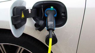 Plug-in-Hybride haben auf Autobörsen eine eigene Kategorie. Wenn Autohändler fälschlicherweise Strom als Hauptantriebsquelle angeben, riskieren sie abgemahnt zu werden. Die ZLW rät Händlern daher, die eingestellten Anzeigen sehr genau zu überprüfen. (Bild: frei lizenziert)
