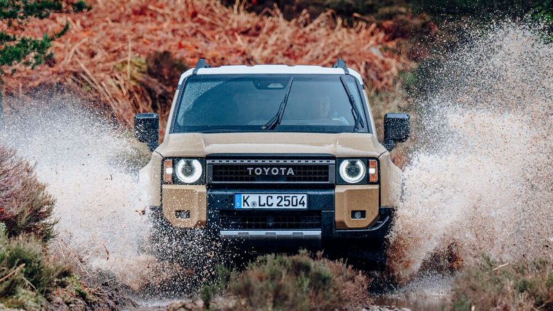 Der knapp fünf Meter große Geländewagen wirkt zwar hochmodern und gut proportioniert, trägt dennoch ein paar Retro-Elemente, die ihn ein wenig an seine historischen Vorgänger erinnern lassen. (Bild: Toyota)