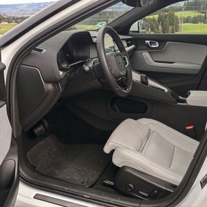 Das Innenraumdesign erinnert nicht zufällig an Volvo. Materialien und Verarbeitung sind hochwertig. Zum Klimatisieren ist optional eine Wärmepumpe an Bord.(Bild:  Thomas Günnel/Automobil Industrie)