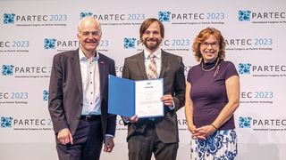 Preisträger 2023: Prof. Dr.-Ing. Johannes Walter mit Laudator Prof. Dr.-Ing. Arno Kwade und GVC-Geschäftsführerin Dr. Ljuba Woppowa (v.r.n.l.) (Bild: NürnbergMesse / Thomas Geiger)