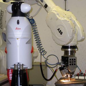 Bild 2: Lasertracker beim Vermessen der inkrementalen Kunststoffumformung mit einem Roboter.