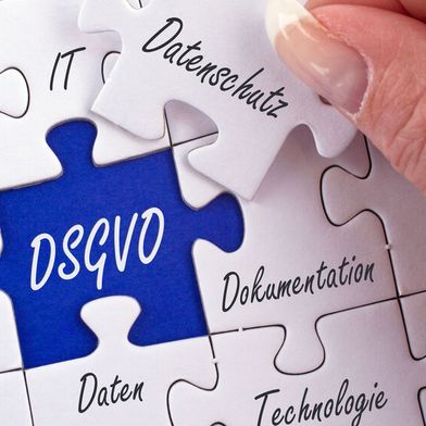 DSGVO-Schulungen sind Pflicht, aber viele Unternehmen scheuen den Aufwand. Datenschutzaufsichtsbehörden bieten kostenlose Hilfen für Unterweisungen und Schulungsmaterialien. (Bild: © DOC RABE Media - stock.adobe.com)