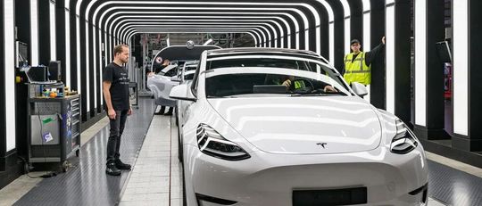 Die erste Hälfte ist da! Die Rekrutierung Tausender neuer Mitarbeiter für das Tesla-Werk in Grünheide bei Berlin läuft auf vollen Touren, denn die ersten 1.000 neuen Beschäftigten sind bereits eingestellt, um den Produktionshochlauf zu ermöglichen ...(Bild:  P. Plau / dpa)