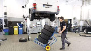 Die Transportkarre von Wheelsystem 360 dient gekippt als Lagerbock, der die Räder senkrecht und fast in der richtigen Montagehöhe bereithält. (Bild: Rosenow/»kfz-betrieb«)