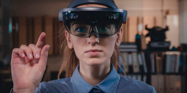 Mit Augmented Realtiy in Verbindung mit Echtzeit-Daten  können Servicetechniker schneller und zielgerichteter Anlagen warten.(Bild:  ©daniilvolkov - stock.adobe.com)