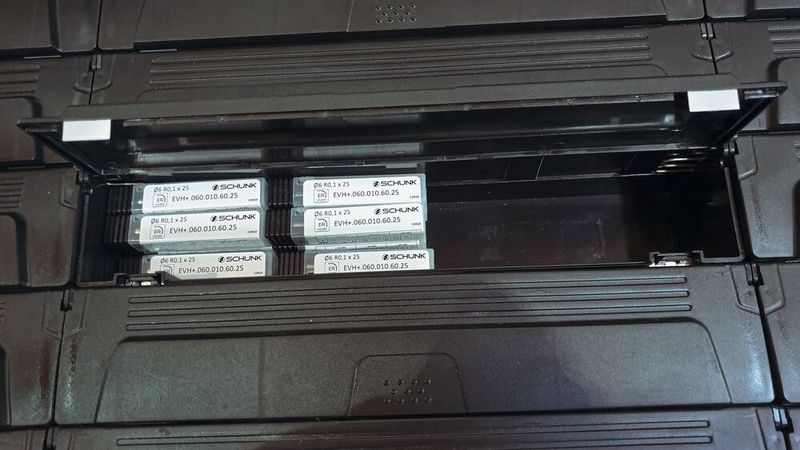 Mit Hilfe eines Barcode-Scanners lagert Schunk fertige Produkte in den Werkzeugschrank ein, wie zum Beispiel diese kleinen Eckenradiusfräser für die Hartbearbeitung bis 65 HRC. (Bild: Ingersoll)