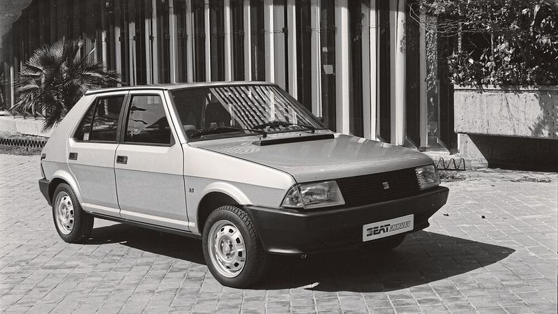 Der Ronda war ein ab Mitte 1982 mit verändertem Design und überarbeiteten Motoren gebauter Seat Ritmo (parallel Fiat Ritmo). Im Frühjahr 1985 erschien die auf dem Ronda  basierende Stufenhecklimousine Malaga. Ende 1986 wurde die Produktion des Ronda eingestellt. Der Malaga übernahm die Position des Ronda, womit Seat keinen Kompaktwagen mit Schrägheck mehr im Programm hatte. Das änderte sich erst im Herbst 1999 mit dem Seat Leon. (Bild: Seat)
