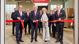 Lieber testen als Zeit und Geld verschwenden! Das unterstützt das neue Application Center von Rittal in Gera. Hier durchschneiden die Parter von Rittal und von der Friedhelm Loh Group das symbolische rote Band. Auch Experten von Eplan und Ehrt werden vor Ort zur Seite stehen. (Bild: V. Kloubert)