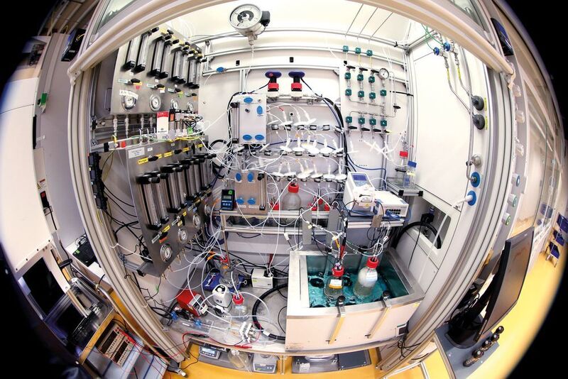 In a fermentation unit — shown here at laboratory scale — special bacteria convert gases containing CO through metabolic processes into valuable chemicals. (Evonik)