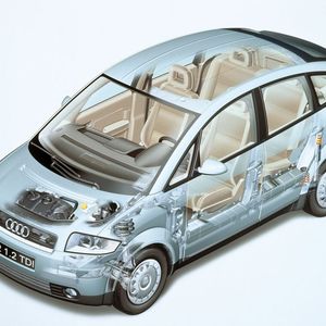 Die Krone, das weltweit erste serienmäßige 3L-Auto zu sein, darf sich der Audi A2 in seiner Sparversion ans Revers heften – allerdings nur mit dem Zusatz „viertürig“. Denn der Titel  „erstes serienmäßiges 3L-Auto der Welt“ (mit zwei Türen) geht an das Technik-Pendant aus Wolfsburg, den 3L-Lupo. Er kam bereits Mitte 1999 auf den Markt, der Audi Mitte 2000.(Bild:  Audi AG)