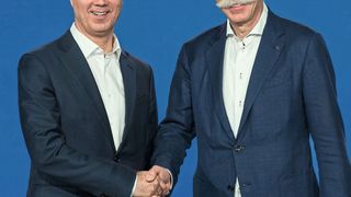 Geregelte Nachfolge: BMW-Chef Harald Krüger (li.) übernimmt das Amt des Vizepräsidenten des VDA von Ex-Daimler-Chef Dieter Zetsche (Archivbild von Verkündung der Zusammenlegung der Carsharing-Dienste der Hersteller).  (Daimler)