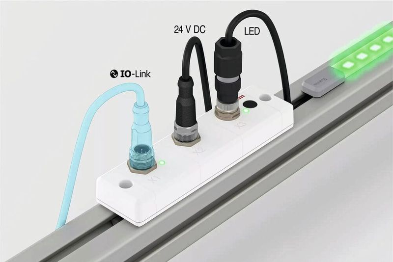 Per IO-Link können die Multisegment-LED-Streifen von item abschnittsweise angesteuert werden. Der passende Controller macht die Anbindung an eine Steuerung sehr einfach. (Bild: Item)