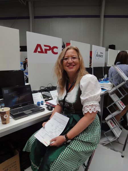 Petra Müller, APC by Schneider Electronic, passt genau auf, wer der Schnellste beim Radrennen ist. (Archiv: Vogel Business Media)