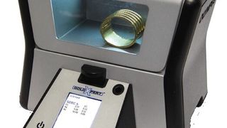 Der neue tragbare Röntgenfluoreszenz-Analysator GoldXpert für die schnelle Bestimmung des Feingehalts von Gold und Edelmetallen (Bild: Olympus)