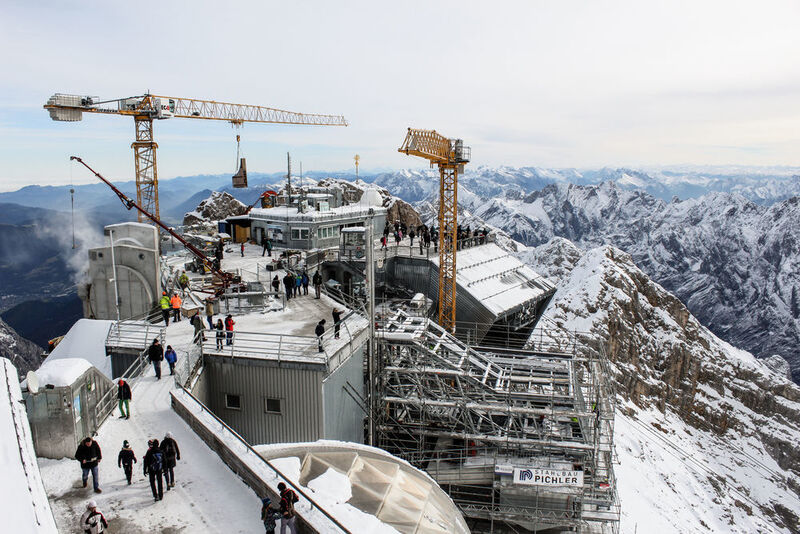 Besucher der Zugspitze können von der Gipfelterasse aus die Bauarbeiten auf Deutschlands höchster Baustelle hautnah miterleben. (Bayerische Zugspitzbahn Bergbahn AG)