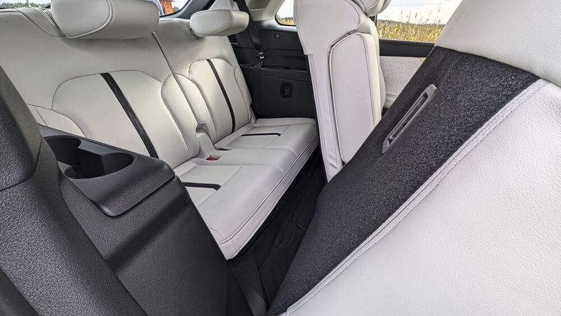 In der dritten Sitzreihe können auch Erwachsene sitzen, die maximal 1,70 Meter  groß sind. (Bild: Mauritz – VCG)