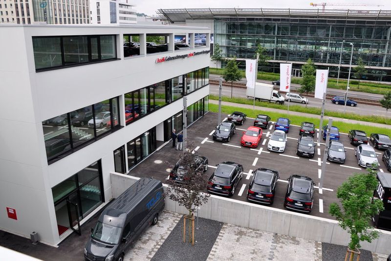 Das neue Audi-Gebrauchtwagen-Zentrum von den obersten Stellplätzen aus gesehen. (Schwickal/»kfz-betrieb«)