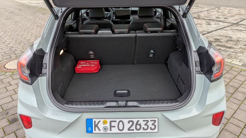Der Kofferraum wirkt nur in der höchsten Stellung des Ladebodens klein – ... (Bild: Rosenow – VCG)