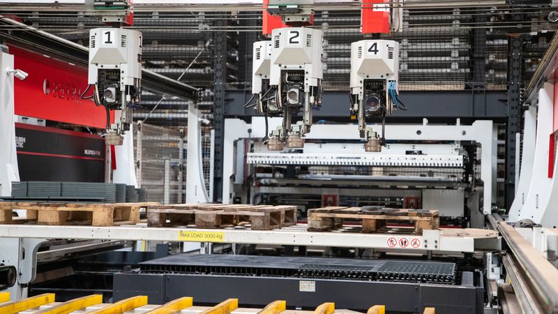 Das 4-Kopf-Portalsystem mit um 360° drehbaren Armen von Astes4 entnimmt geschnittene Blechteile vollautomatisch. Die abgestapelten Teile werden anschließend im Blechlager für den nächsten Bearbeitungsschritt zwischengelagert. (Bild:  Remmert)