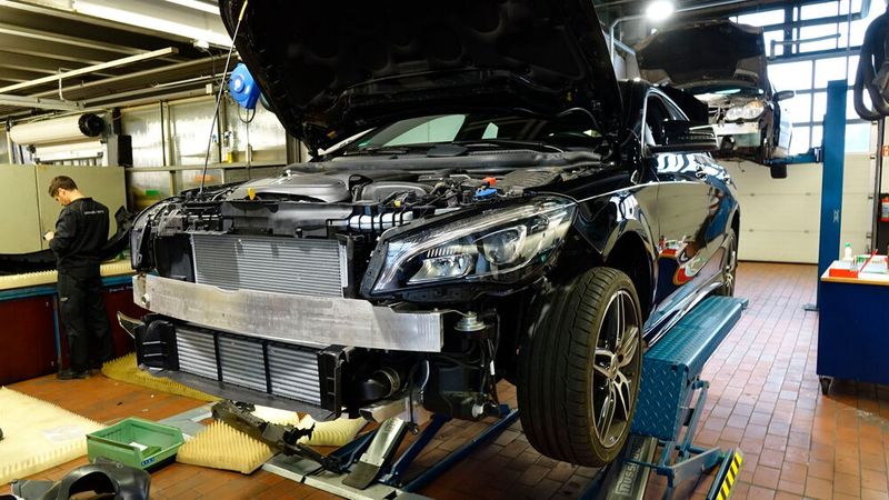 Dazu gehört auch die Karosserieinstandsetzung von Unfallfahrzeugen. (Bild: Rosenow/»kfz-betrieb«)