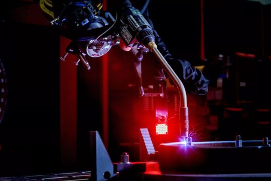 Hier sieht man, wie die Additive Cell von Fronius per WAAM-Prozess Lage für Lage ein Bauteil additiv fertigt. Auf der Formnext 2026 in Frankfurt am Main wird das System deshalb eins der Highlights sein, das vielen modernen Anforderungen genügen dürfte ...(Bild:  Fronius International)