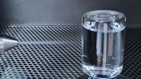 Mit dem Ziel, den Ressourcenverbrauch bei der Reinigung medizinischer und pharmazeutischer Produkte signifikant zu verringern, wurde die Materialverträglichkeit und Zytotoxizität der trocknen „quattroClean“-Schneestrahlreinigung in einem Verbundprojekt erfolgreich untersucht. (Bild: acp systems)