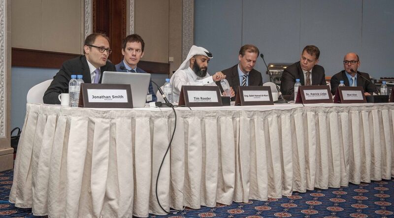 Saleh Hamed Al-Marri vom katarischen Energieversorgungsunternehmen – Dritter von links: 