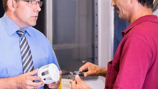 Vertriebsleiter Werner Frick bespricht mit Produktionsmitarbeiter Talat Davarci die Fertigung von Komponenten für Rührwerkskugelmühlen. (Bild: Ceramtec)