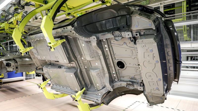 Die Öffnungen für den Korrosionsschutz wurden bislang in Über-Kopf-Arbeit von Mitarbeitern mit Kunststoff-Stopfen versiegelt. Ein Arbeitsschritt, der nun automatisiert abläuft.  (Porsche)