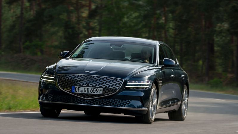Die elektrische Fünf-Meter-Limousine Genesis G80 kostet mindestens 72.200 Euro.(Bild:  Genesis)