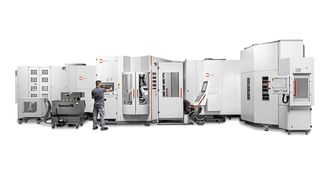 Robotersystem RS 1 mit drei Regalspeichermodulen – adaptiert an zwei Hermle-Bearbeitungszentren C 22 U. (Bild: maikgoering photography)