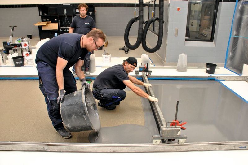 Ist die Estrichfläche fertig, kommt die Deckschicht drauf. Dabei muss der Monteur die Abziehvorrichtung in einem Zug ohne abzusetzen durchziehen. (Dominsky)