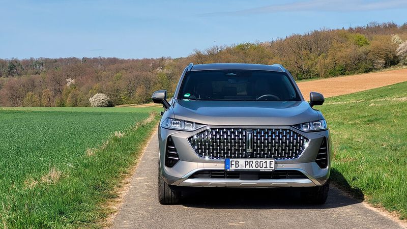 4. Fahrwerk und Lenkung: Das passt nicht ganz zu den doch recht sportlichen Antriebsleistungen. Klar, hier sitzt man in einem SUV und nicht in einem Sportwagen. Dennoch: Das Fahrwerk ein bisschen zu weich, die Lenkung doch recht gefühllos. Der Wey 05 ist halt ein Cruiser.  (Bild: Wehner - VCG)